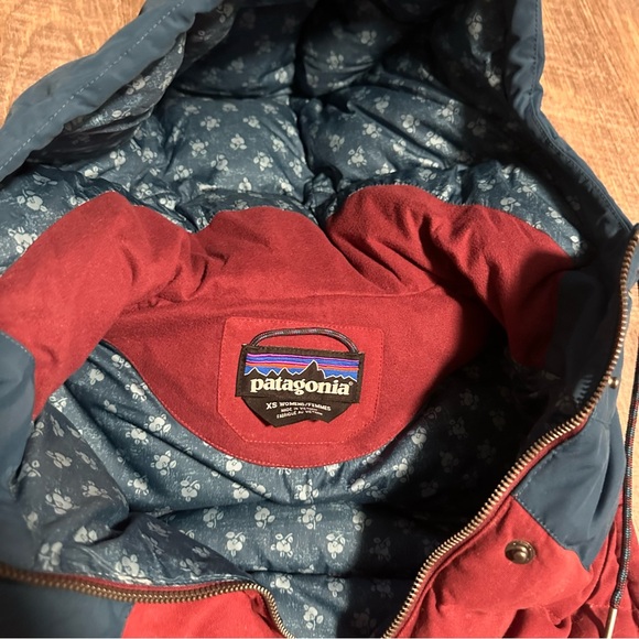 Woman’s Patagonia Hooded Puffer Vest - Picture 3 of 3